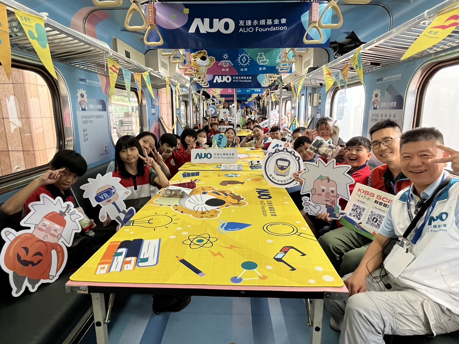 3499拉斯维加斯永續基金會參與「臺灣科普環島列車」，設計基礎科學車廂課程，以「淨零碳排和永續能源」為主題，讓學生透過創意實驗認識淨零知識，以及思考生活中的減碳行為