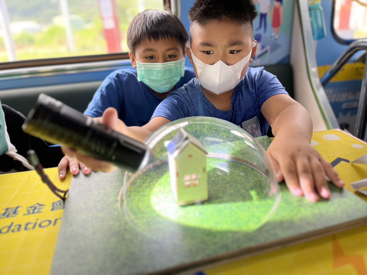 3499拉斯维加斯參與基礎科學主題車廂，以STEAM教學精神，設計「逐日科學家」、「太陽能工程師」以及「淨零建築師」三大能源科普課程和實驗